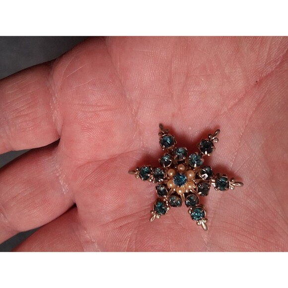Vintage Star Brooch Blue Glass Rhinestones - Picture 2 of 3